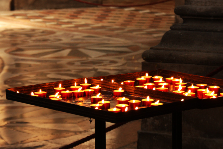 IMG_5299_a.jpg - Candles in Santa Maria della Salute, Venice, Italy