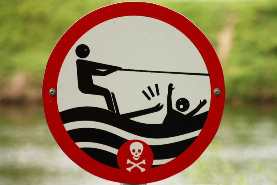 IMG_0918_a.jpg - Swimming might be dangerous, Leine River, Hannover, Germany